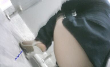 八月最新私房大神 隔牆有眼 原創廁拍 饅頭肥穴勾魂黑絲透明內褲 (15)