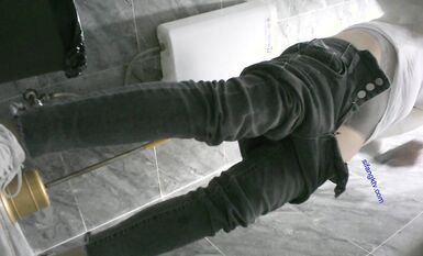 八月最新私房大神 隔牆有眼 原創廁拍 饅頭肥穴勾魂黑絲透明內褲 (4)