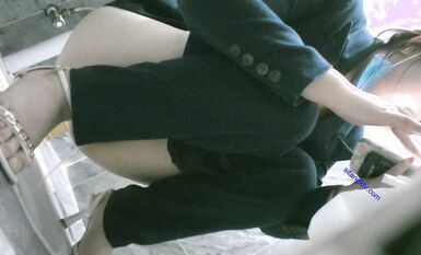 八月最新私房大神 隔牆有眼 原創廁拍 饅頭肥穴勾魂黑絲透明內褲 (8)