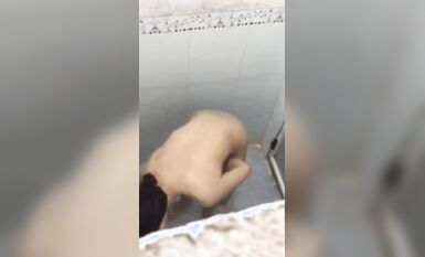 大眾澡堂民宅公寓出租房衛生間浴室各種極限操作現場實拍多位妹子洗香香基本都是亮點 (15)