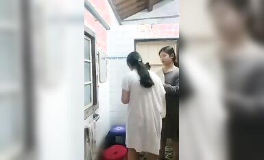 大眾澡堂民宅公寓出租房衛生間浴室各種極限操作現場實拍多位妹子洗香香基本都是亮點 (2)