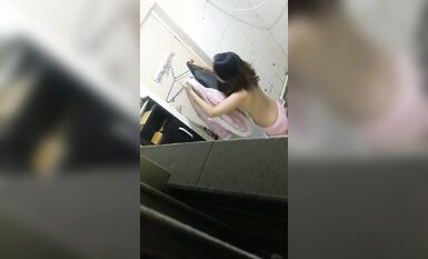 大眾澡堂民宅公寓出租房衛生間浴室各種極限操作現場實拍多位妹子洗香香基本都是亮點 (28)