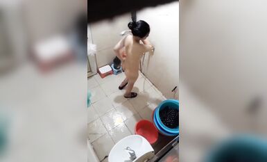 大眾澡堂民宅公寓出租房衛生間浴室各種極限操作現場實拍多位妹子洗香香基本都是亮點 (31)