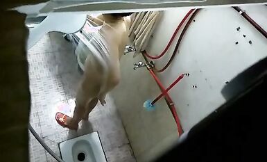 大眾澡堂民宅公寓出租房衛生間浴室各種極限操作現場實拍多位妹子洗香香基本都是亮點 (6)