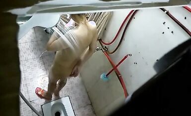 大眾澡堂民宅公寓出租房衛生間浴室各種極限操作現場實拍多位妹子洗香香基本都是亮點 (6)