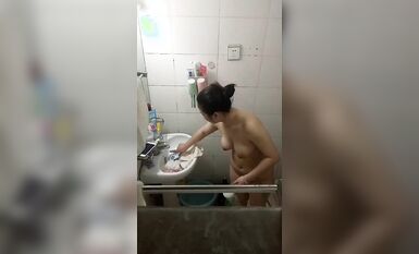 大眾澡堂民宅公寓出租房衛生間浴室各種極限操作現場實拍多位妹子洗香香基本都是亮點 (7)