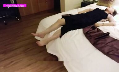 高顏值氣質御姐KTV消遣被暗中下料 帶到賓館扒光各種玩弄調教啪啪無套內射內窺鏡看子宮沖洗陰道