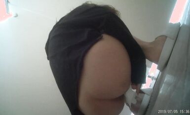 無印原版廁拍日記 7月5日私處有點癢的妹子輕輕摳她的小穴無印原版廁拍日記 (1)