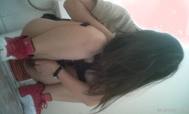 無印原版廁拍日記 7月5日私處有點癢的妹子輕輕摳她的小穴無印原版廁拍日記 (3)