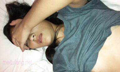 露臉才是王道！亞洲大學護理學系身材性感長腿學妹開房啪啪被干出血究竟是經血還是處女血由你來辯 (1)