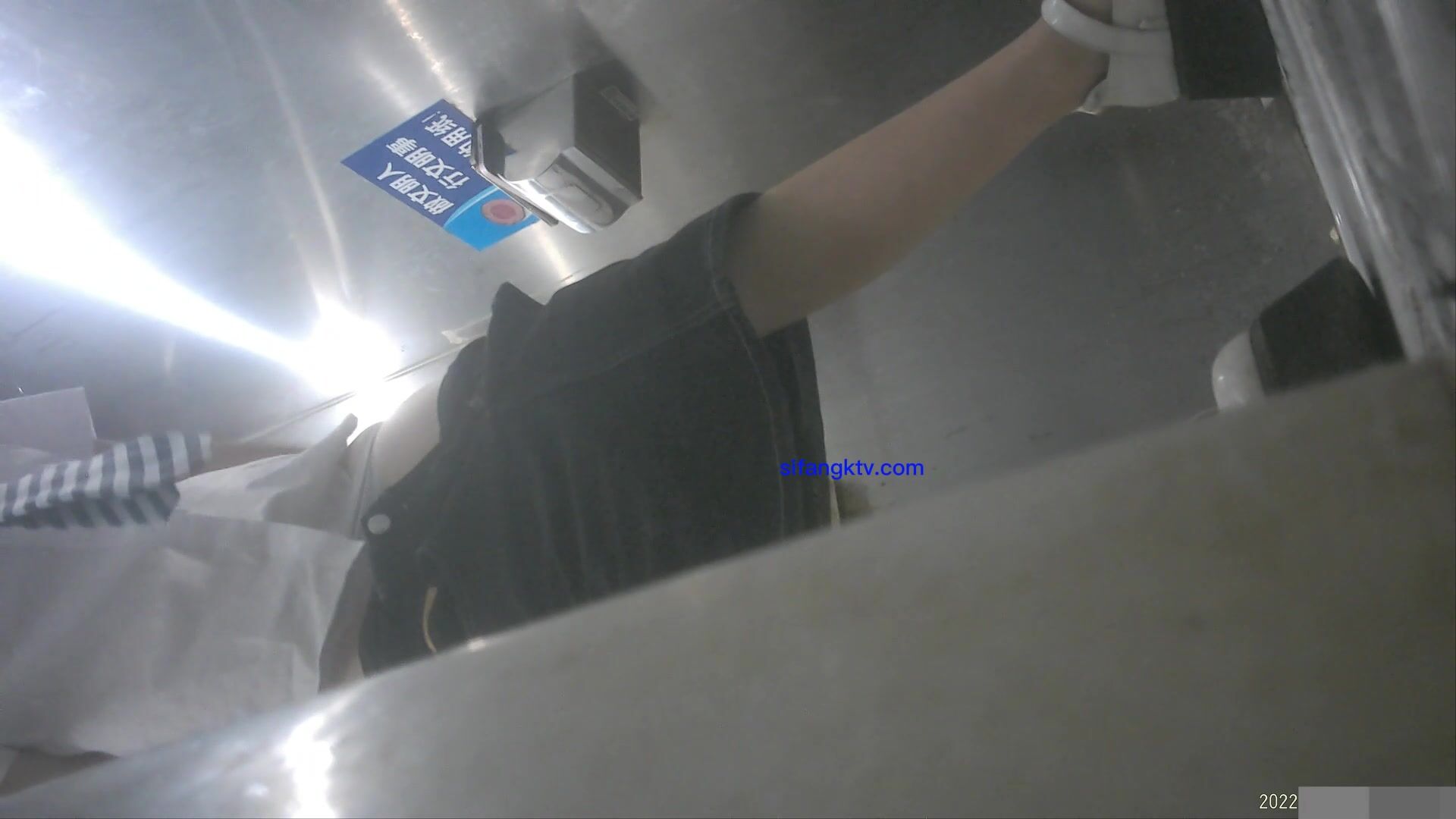 8月私房最新流出廁拍大神 潛入師范大學附近公共廁所偷拍青春靚麗的學妹噓噓第四期0034-黑短裙領帶