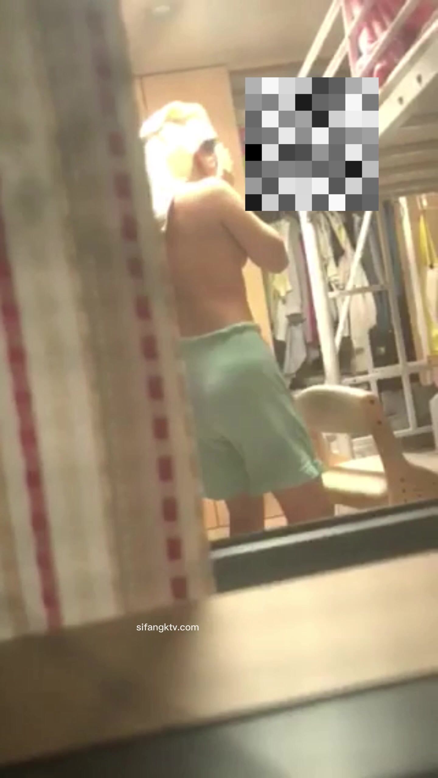 私房流出 精品推薦 五月新流出長期偷拍女生宿舍各種嫩妹 (1)