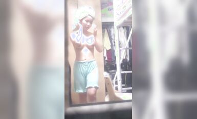 私房流出 精品推薦 五月新流出長期偷拍女生宿舍各種嫩妹 (15)