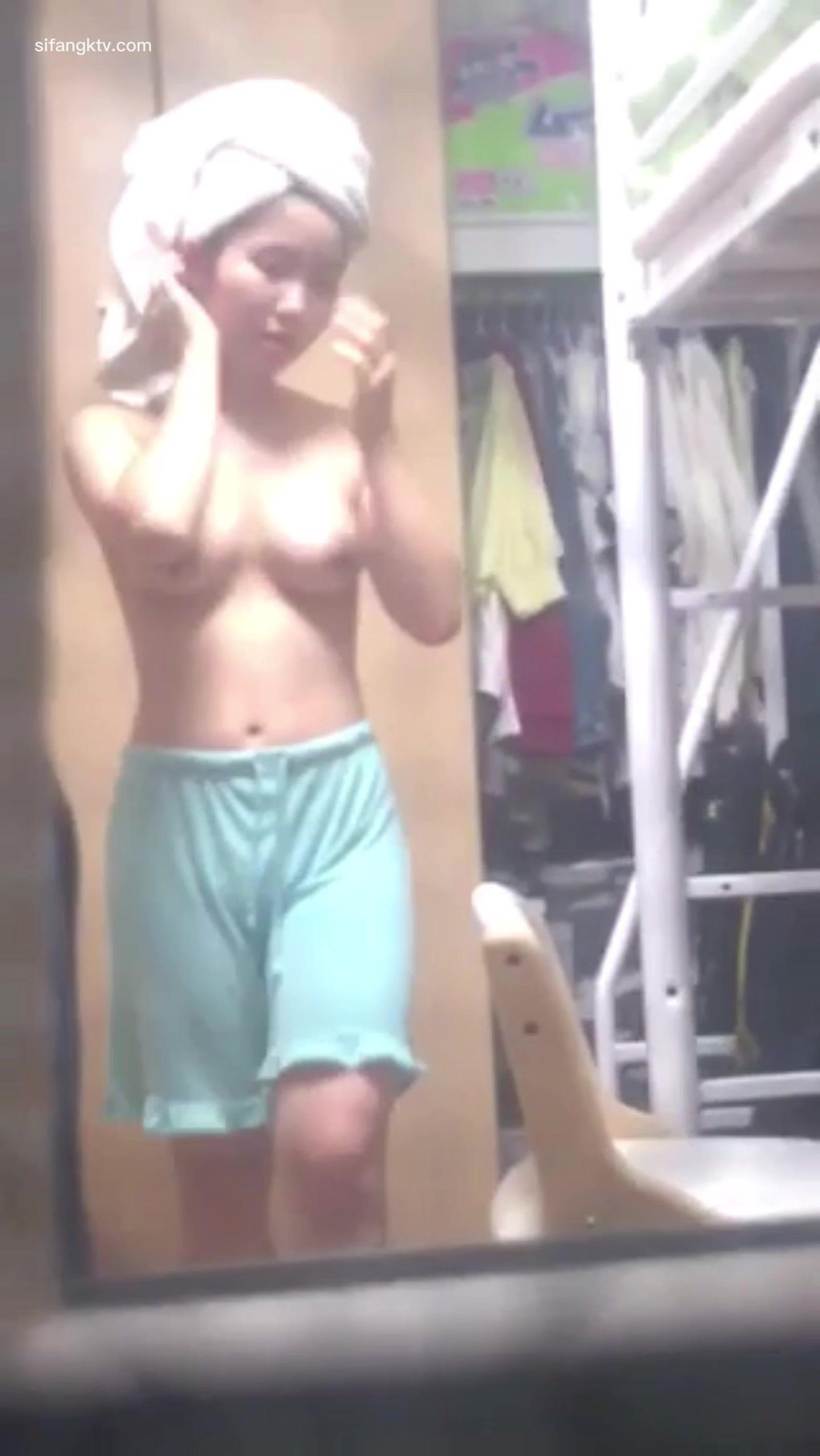 私房流出精品推薦五月新流出長期偷拍女生宿舍各種嫩妹(15)