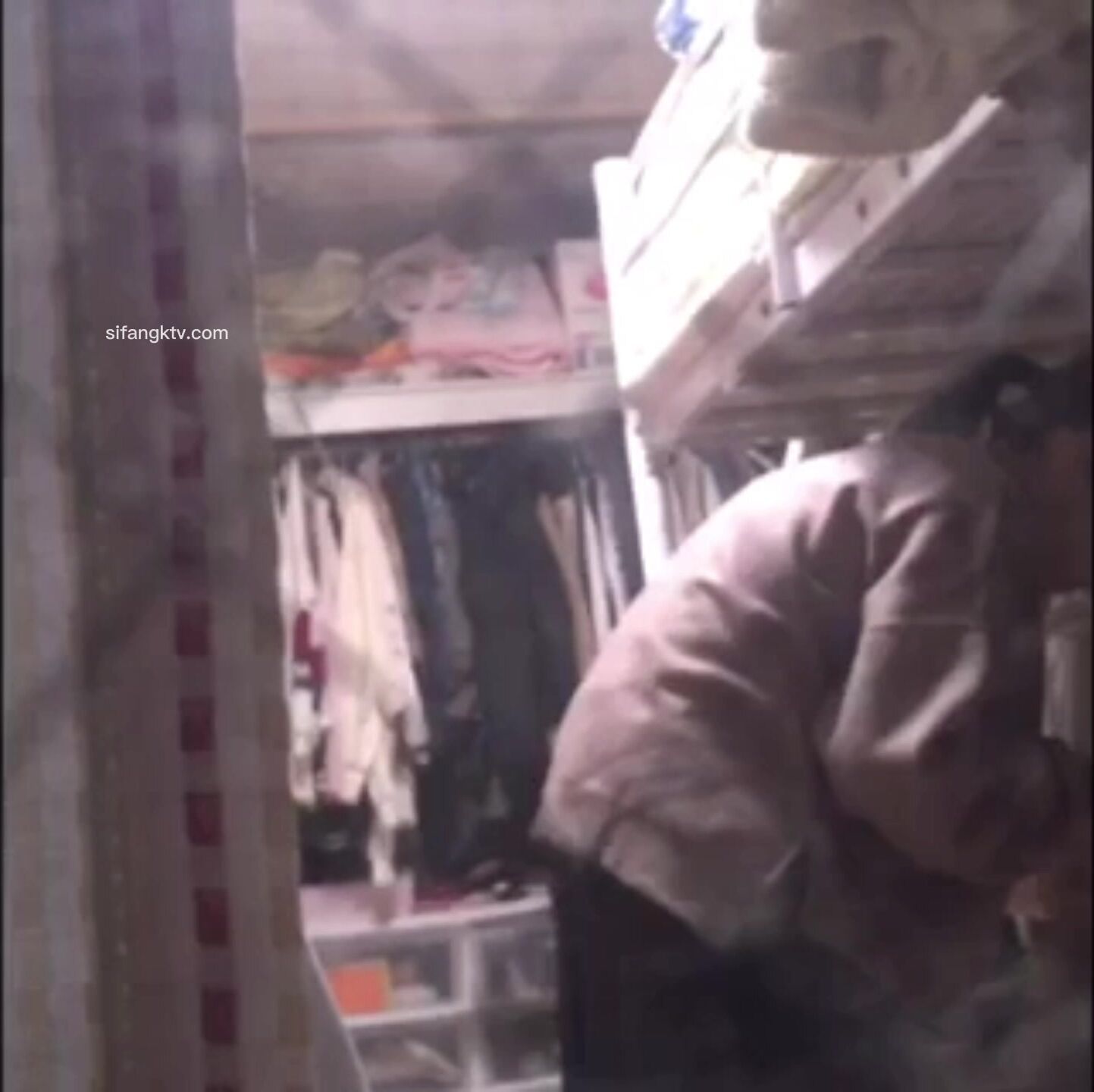 私房流出精品推薦五月新流出長期偷拍女生宿舍各種嫩妹(7)