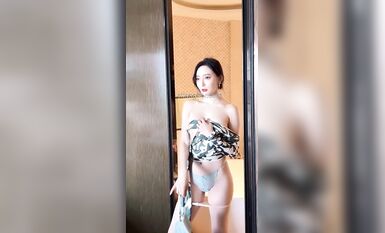 秀人頂級女神『王馨瑤』最新原版高清魅惑大放送 藍色情趣 緊身長裙 唯美性感 高清1080P版-奶綠露背緊身長裙_ev