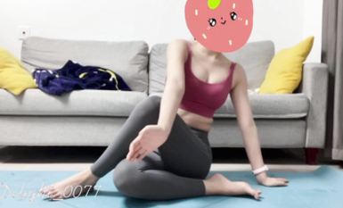 身材頗佳的反差小可愛，干凈的白虎私處敏感多汁，手中道具眾多，甚至還有不少幻龍，solo時腦中充滿了淫盪小劇場，已經自我解鎖了三洞 (11)