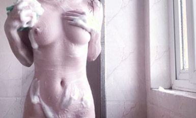 身材頗佳的反差小可愛，干凈的白虎私處敏感多汁，手中道具眾多，甚至還有不少幻龍，solo時腦中充滿了淫盪小劇場，已經自我解鎖了三洞 (1)