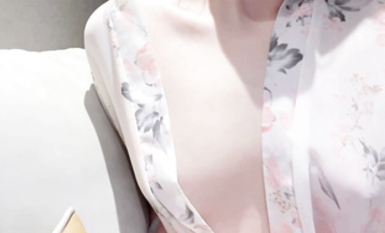 極品女神福利【杭州白白】窮人女神富人母狗，硅膠娃娃般極為罕見白虎一線天饅頭粉屄高顏值美女淪為金主性奴紫薇啪啪相當反差（3）