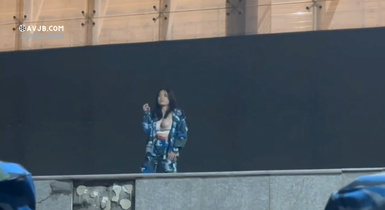 全网爆火！万人疯求！西北民族大学军训女学员表演奶子太大跳舞露出完整版！多角度全网最全版本！