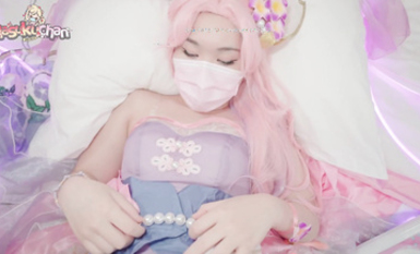 高質量網紅@知名女神玩偶姐姐閨蜜『馬蘇兒』合集 無套中出王昭君公主cos 並射精在她手上讓她聞表示主