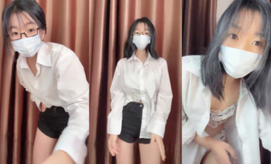 新人露臉，19歲大二眼鏡學生妹下海【夏天的童話】看著羞澀稚嫩，這柔密的陰毛，少女小穴真美，翹臀扭一扭，讓人心盪漾 (1)