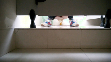 公司新來的小妹B兒還挺嫩 陰戶白凈的饅頭逼