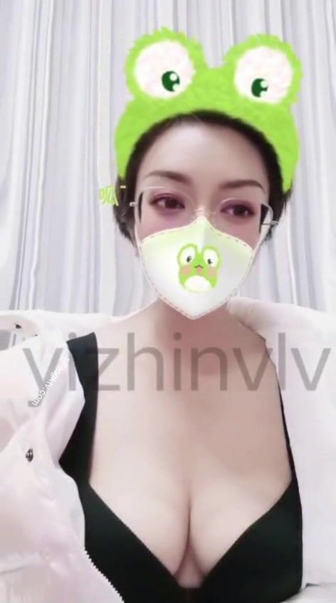 推特24萬粉騷貨『大婊姐』私密群淫語群P私拍 網紅美乳各種劇情啪啪 真人實戰 高清 (14)