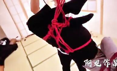 繩縛是傳遞情緒的調教並不是僅僅把你捆起來而傳遞情緒是從拿起繩子開始的它並不枯燥反而你閉上眼睛體會繩手的情緒時它變成另一種語言