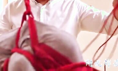 繩縛是傳遞情緒的調教並不是僅僅把你捆起來而傳遞情緒是從拿起繩子開始的它並不枯燥反而你閉上眼睛體會繩手的情緒時它變成另一種語言