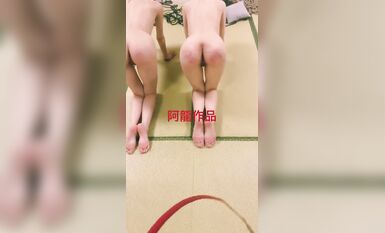 雙女撅臀皮鞭子抽打