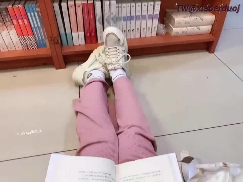 推特可愛蘿莉00後母狗『小耳朵』JK校服狗鏈露出紫薇 粉嫩美穴 噴水小榨汁機 高清 (23)