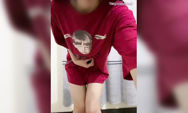 推特可愛蘿莉00後母狗『小耳朵』JK校服狗鏈露出紫薇 粉嫩美穴 噴水小榨汁機 高清 (3)