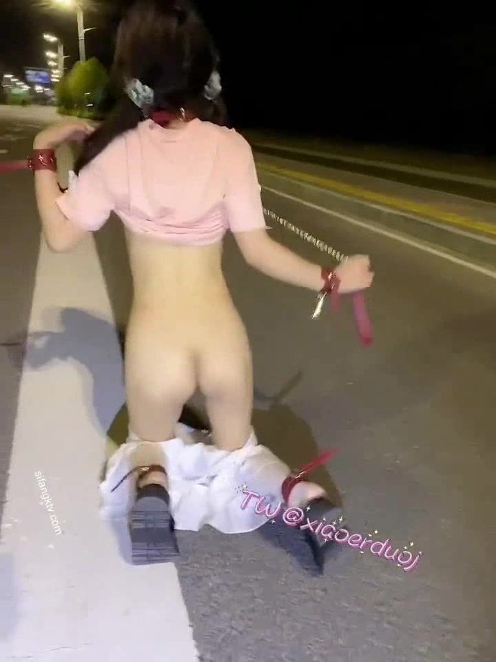 推特可愛蘿莉00後母狗『小耳朵』JK校服狗鏈露出紫薇 粉嫩美穴 噴水小榨汁機 高清 (27)