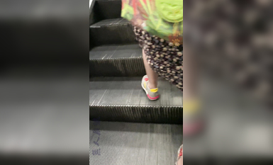 瘋狂偷拍各種小姐姐裙底 邪惡手指開啟 直接用手掀裙子抄底 超邪惡第二彈 超清4K (11)