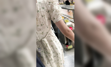 瘋狂偷拍各種小姐姐裙底 邪惡手指開啟 直接用手掀裙子抄底 超邪惡第二彈 超清4K (15)