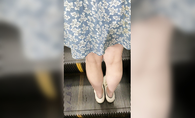 瘋狂偷拍各種小姐姐裙底 邪惡手指開啟 直接用手掀裙子抄底 超邪惡第二彈 超清4K (18)