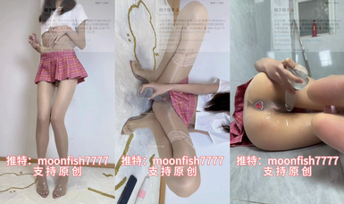 12月最新流出，推特新人极品长腿苗条烧婊子【橙子橙子】VIP福利私拍，JK服道具紫薇肉丝入穴高潮大量潮吹黑丝露出边走边尿（2）