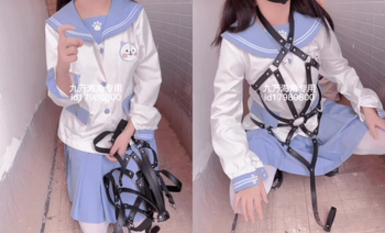 海角反差婊-【胡九萬（原小芳姐姐）】九萬原創浙江的哥哥跑來成都找我玩我帶他去天台差點秒射最後還是被內射