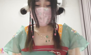 可愛丸子頭小蘿莉【喵喵醬】稚嫩鄰家少女穿上漢服裙 主動翹起小屁屁讓爸爸小騷穴 誰不喜歡這么主動的小騷母狗呢？