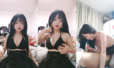 18歲新人童顏巨乳娃娃臉妹妹【蛋撻呀】難得收費房約炮操逼！埋頭吃吊，開檔黑絲騎上來，自己動兩個奶子直晃動，舒服的呻吟