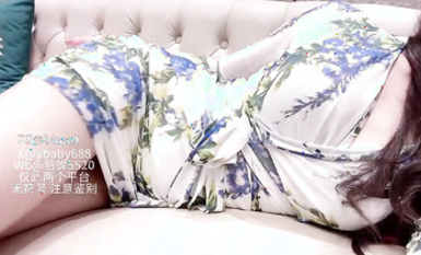 小貂蟬-碎花裙反差婊撕開肉絲掰開騷穴蹂躪著陰蒂自慰誘惑