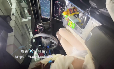 2024年2月【UUS1980】超漂亮酒吧DJ的閨蜜，喝醉了，身材顏值一流，車內就開始發騷了，蜜桃臀美乳真粉