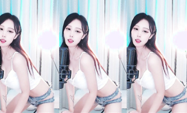 CC糕糕_最新全裸定製大尺度自尉掰穴視頻福利