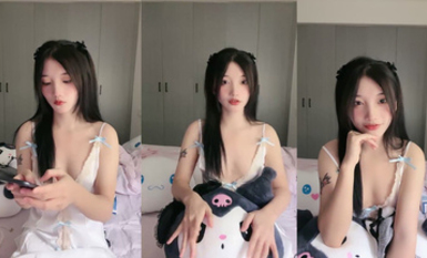 小米粥粥_超可愛小蘿莉大學畢業黃播，大肉棒抽插小穴 (1)