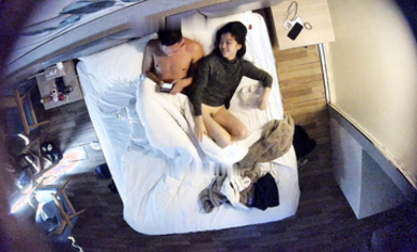 白皙學生妹和黑皮猥瑣男開房做愛 連干三次 (1)