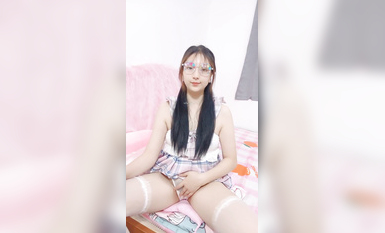 2024年7月，新人下海~【小甜舔】戴著眼鏡的學生妹！超美胸！超想舔她，眼鏡妹就是看著過癮 (2)