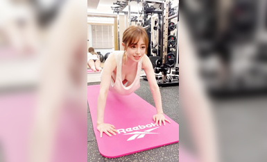 箱箱妮大尺度俯卧撑