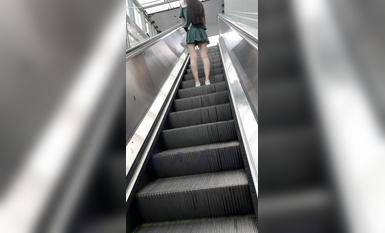 瘋狂偷拍各種小姐姐裙底 邪惡手指開啟 直接用手掀裙子抄底 超邪惡第二彈 超清4K (2)