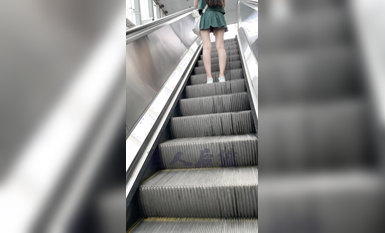 瘋狂偷拍各種小姐姐裙底 邪惡手指開啟 直接用手掀裙子抄底 超邪惡第二彈 超清4K (2)